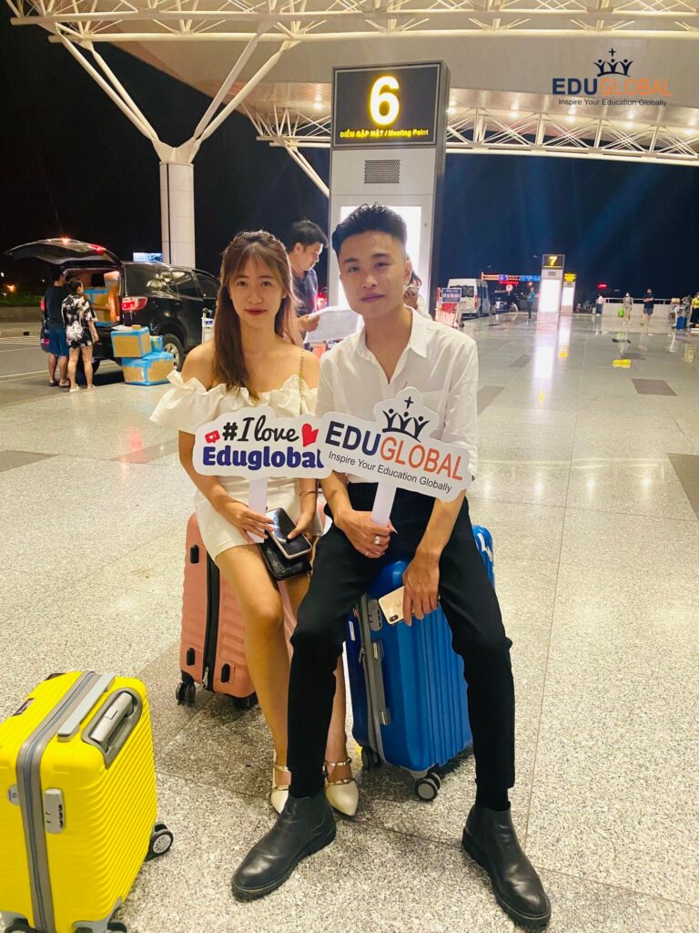 Tùng cùng em gái trước giờ cất cánh