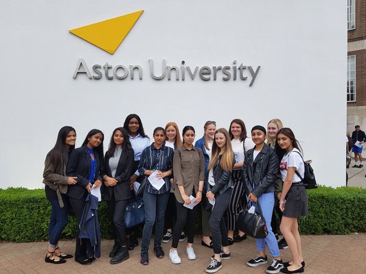 Sinh viên trường Aston University