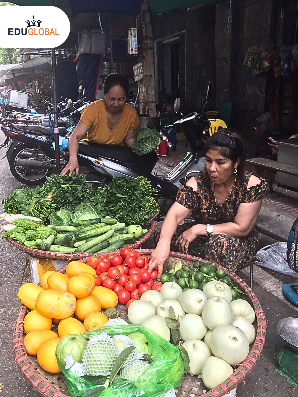 Hình ảnh cô Doan buôn bán rau củ tại chợ dân sinh