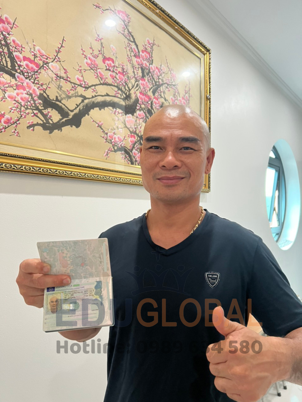Anh Khôi trực tiếp cầm trên tay chiếc Visa Châu Âu quyền lực
