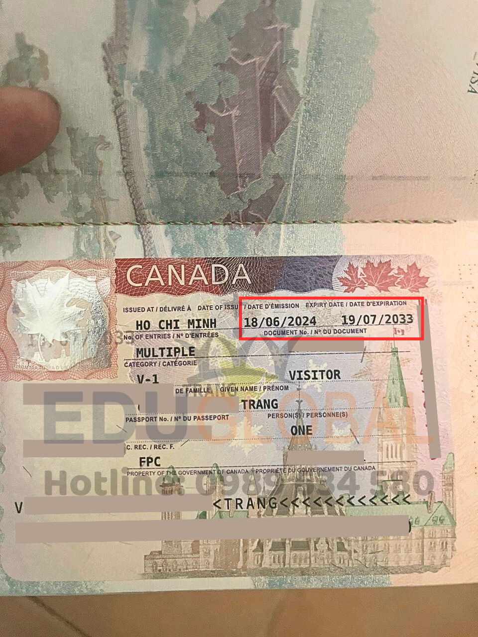 Chị Trang trực tiếp cầm trên tay chiếc Visa Canada thời hạn 9 năm của mình