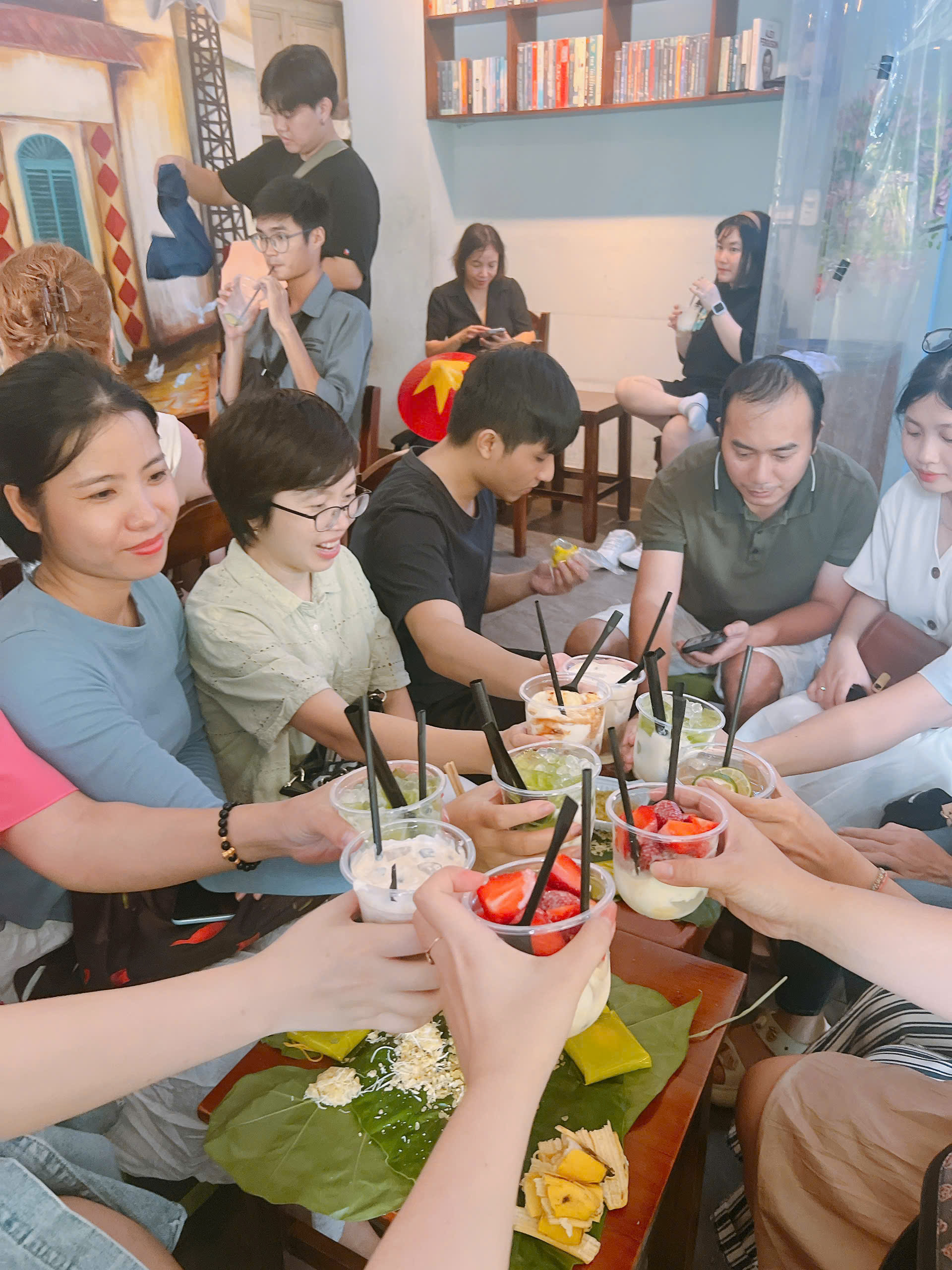 Cùng nhau thưởng thức những ly cafe, chút cốm xanh Hà Nội