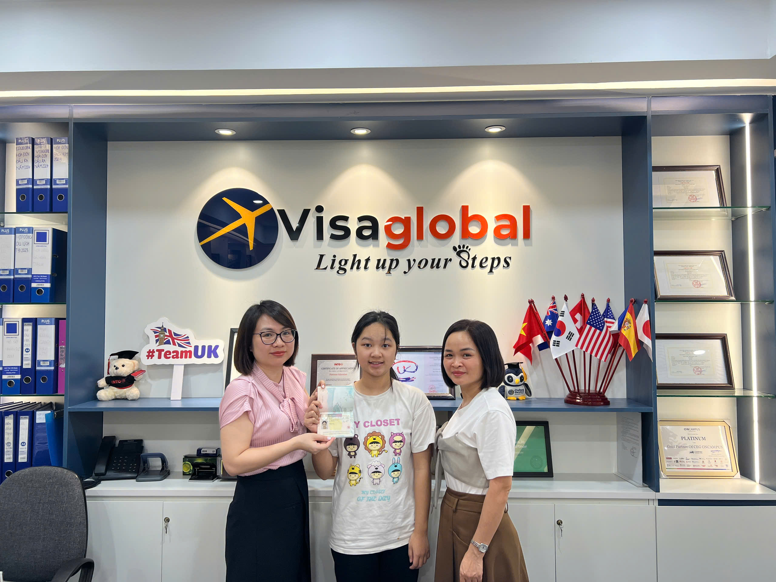 EduGlobal vinh dự đón tiếp Bạn Nhi và Bác trực tiếp tới văn phòng nhận kết quả Visa Định Cư UK