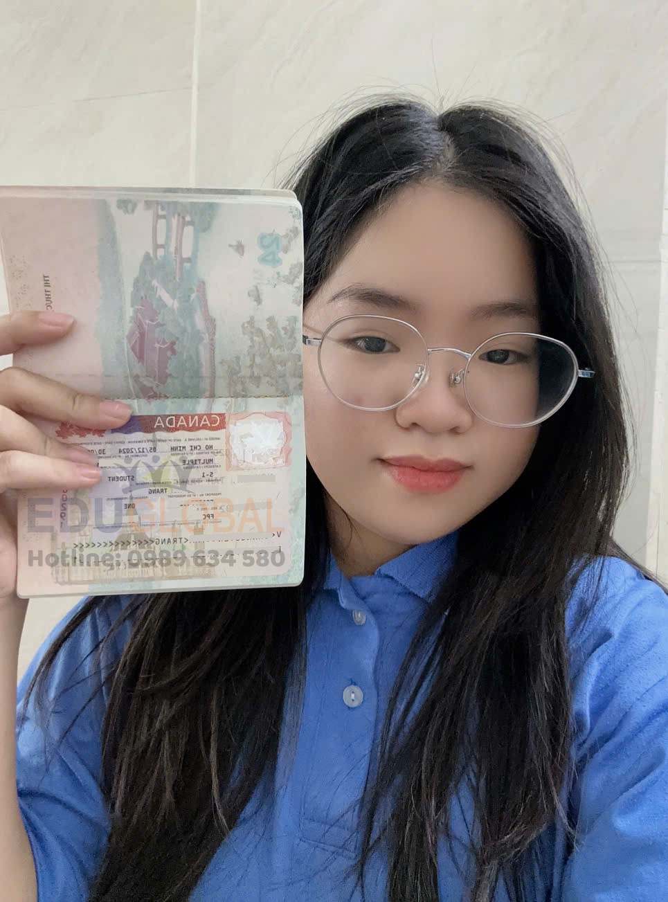 Bạn Trang tự tin cầm trên tay chiếc Visa Du Học Canada của mình