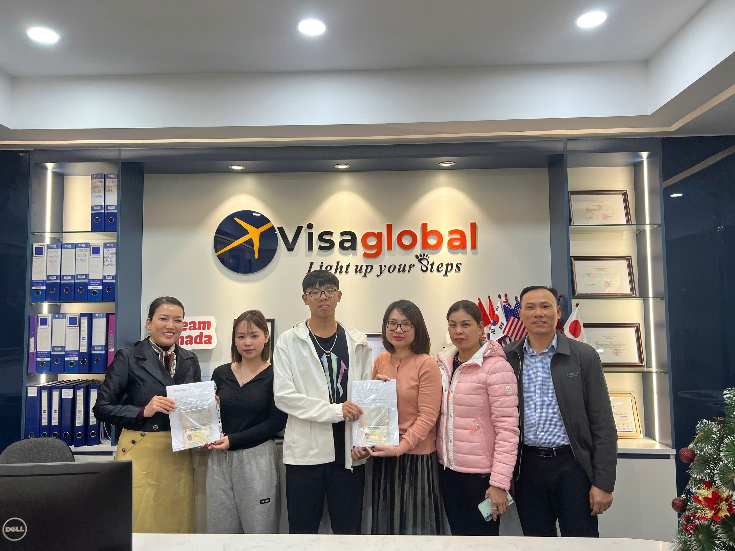 Gia Đình Bạn Bình và Bạn Phương tới trực tiếp Platinum Edu nhận về Visa du học Anh Quốc