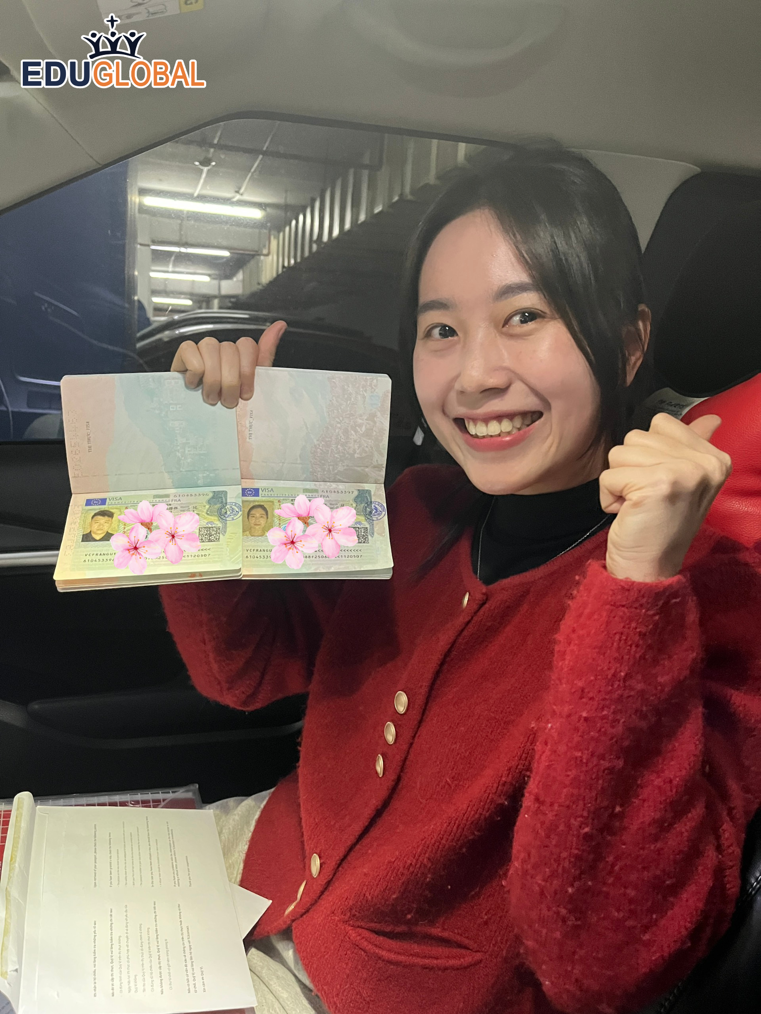 Bạn Tiên rạng rỡ khi cầm trên tay cặp Visa Du Lịch Pháp của 2 vợ chồng