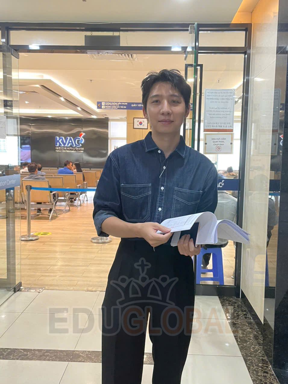 EduGlobal đồng hành cùng Bạn Hùng đi lăn tay tại TT tiếp nhận thị thực Hàn Quốc KVAC