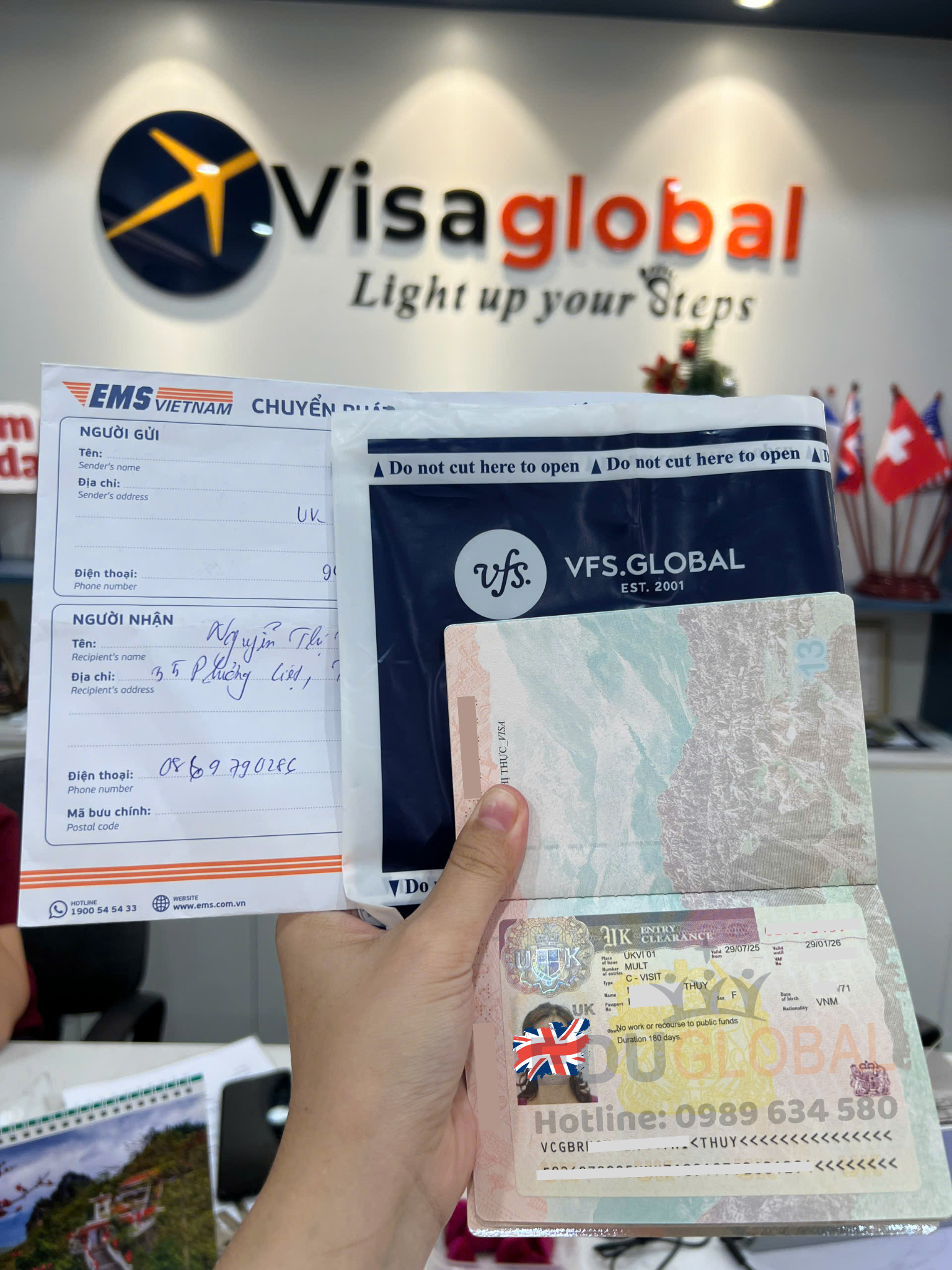 EduGlobal cầm trên tay chiếc Visa Uk của Chị Thúy chỉ sau 2 tuần