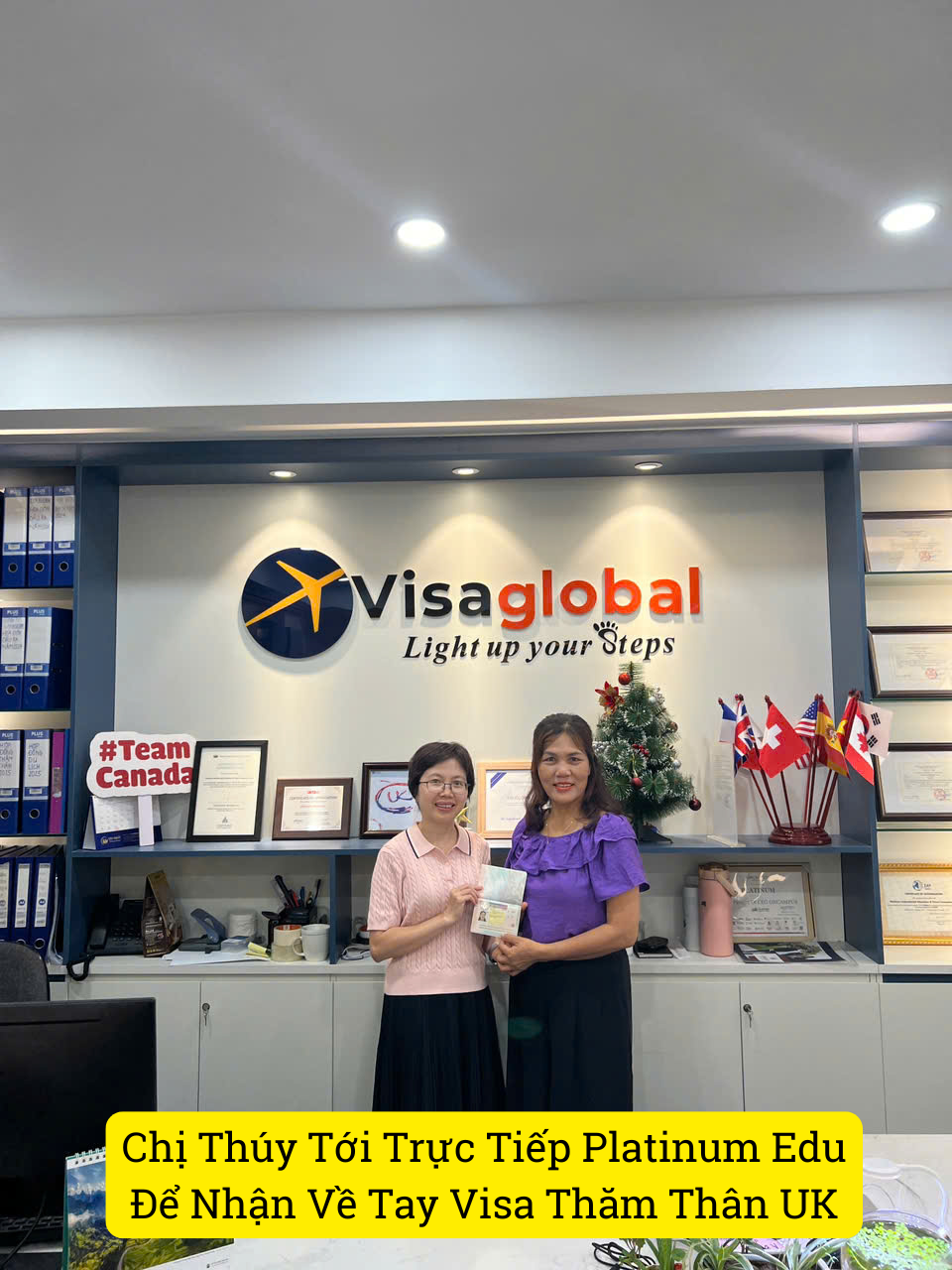 Chị Thúy tới trực tiếp EduGlobal nhận về tay kết quả Visa UK