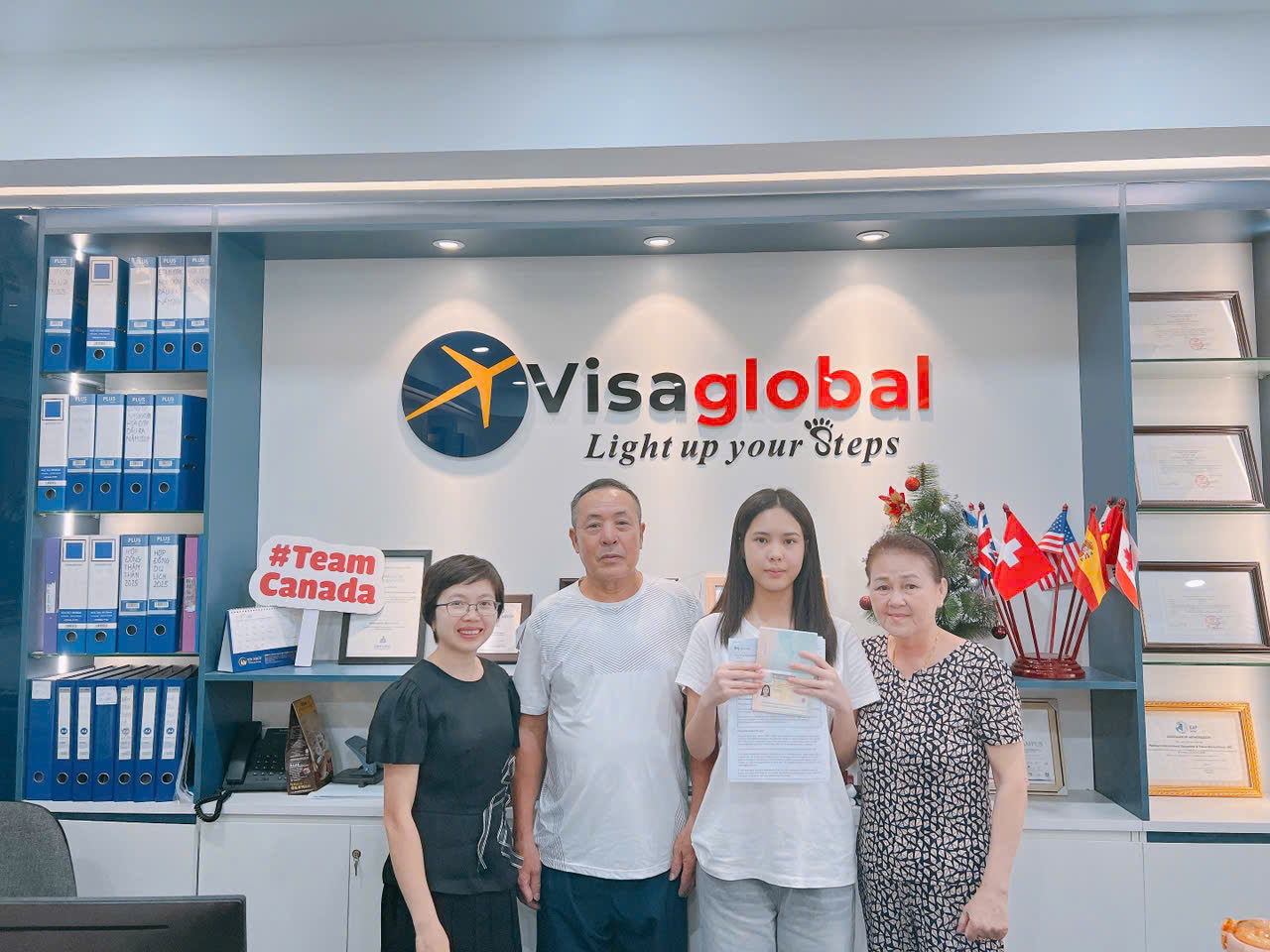 Cháu Tường Vi cùng ông bà tới trực tiếp văn phòng EduGlobal nhận về Visa Định Cư UK của mình