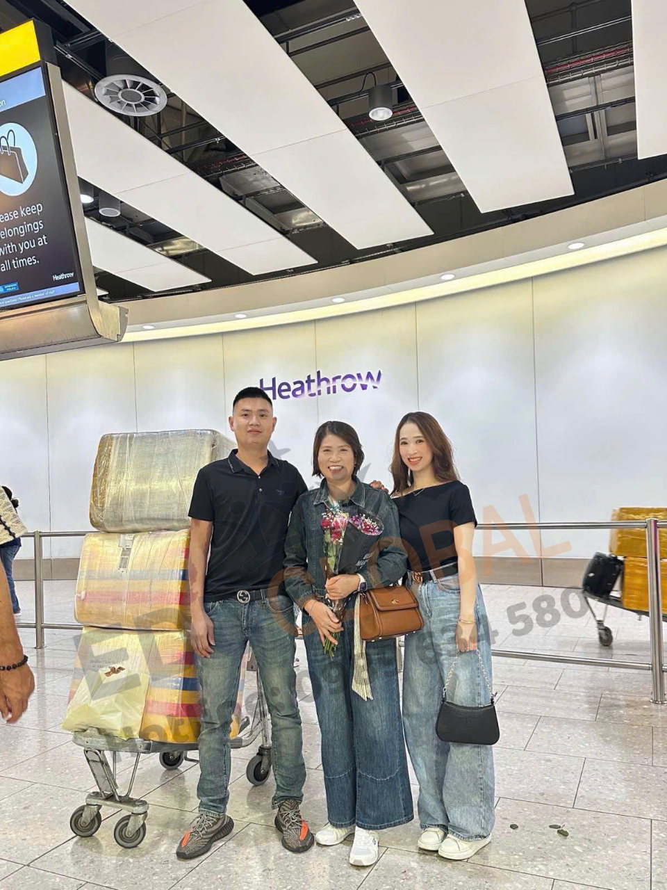 Ảnh cô Chín tại sân bay