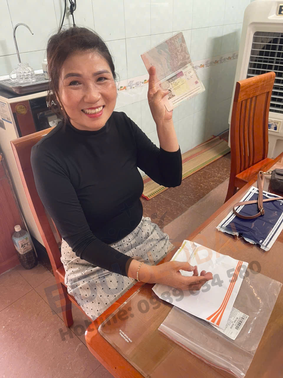 Ảnh cô Chín nhận visa