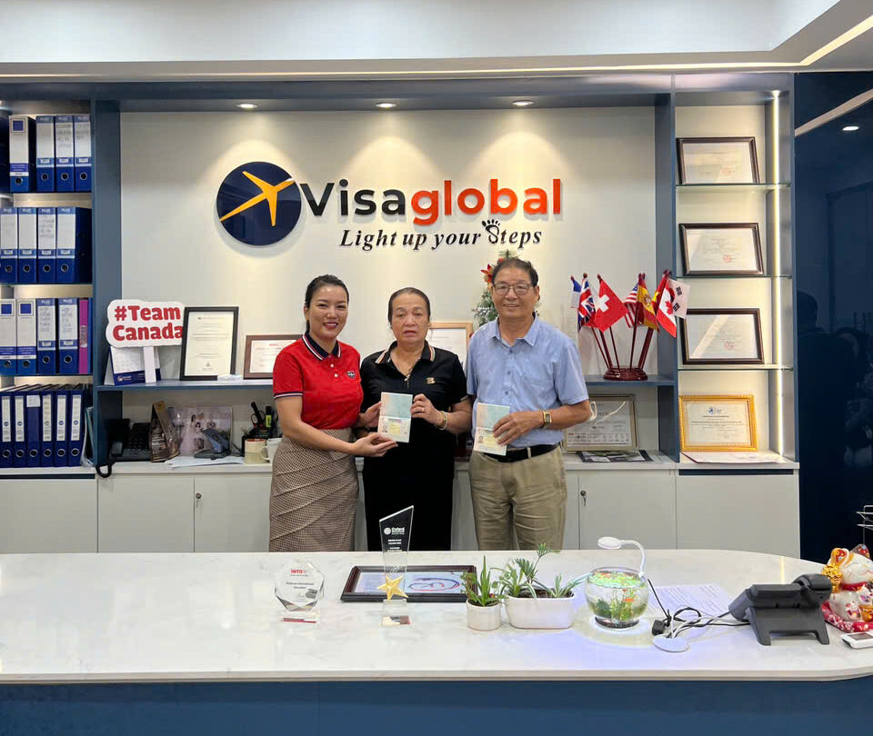 Chú Dũng - Cô Thái đến trực tiếp văn phòng EduGlobal nhận visa UK