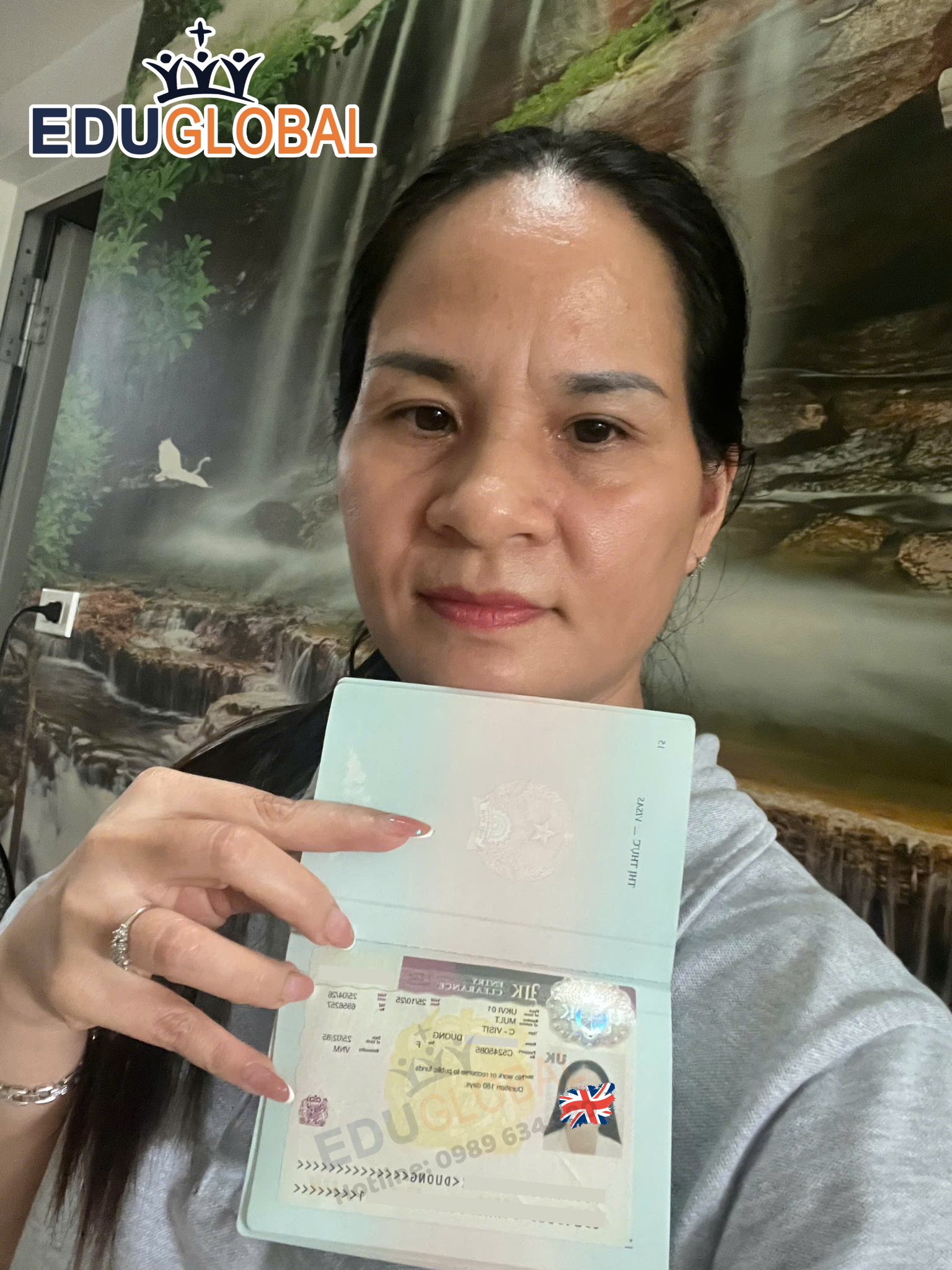 Hình ảnh chị Dương thành công nhận Visa thăm thân Uk về tay