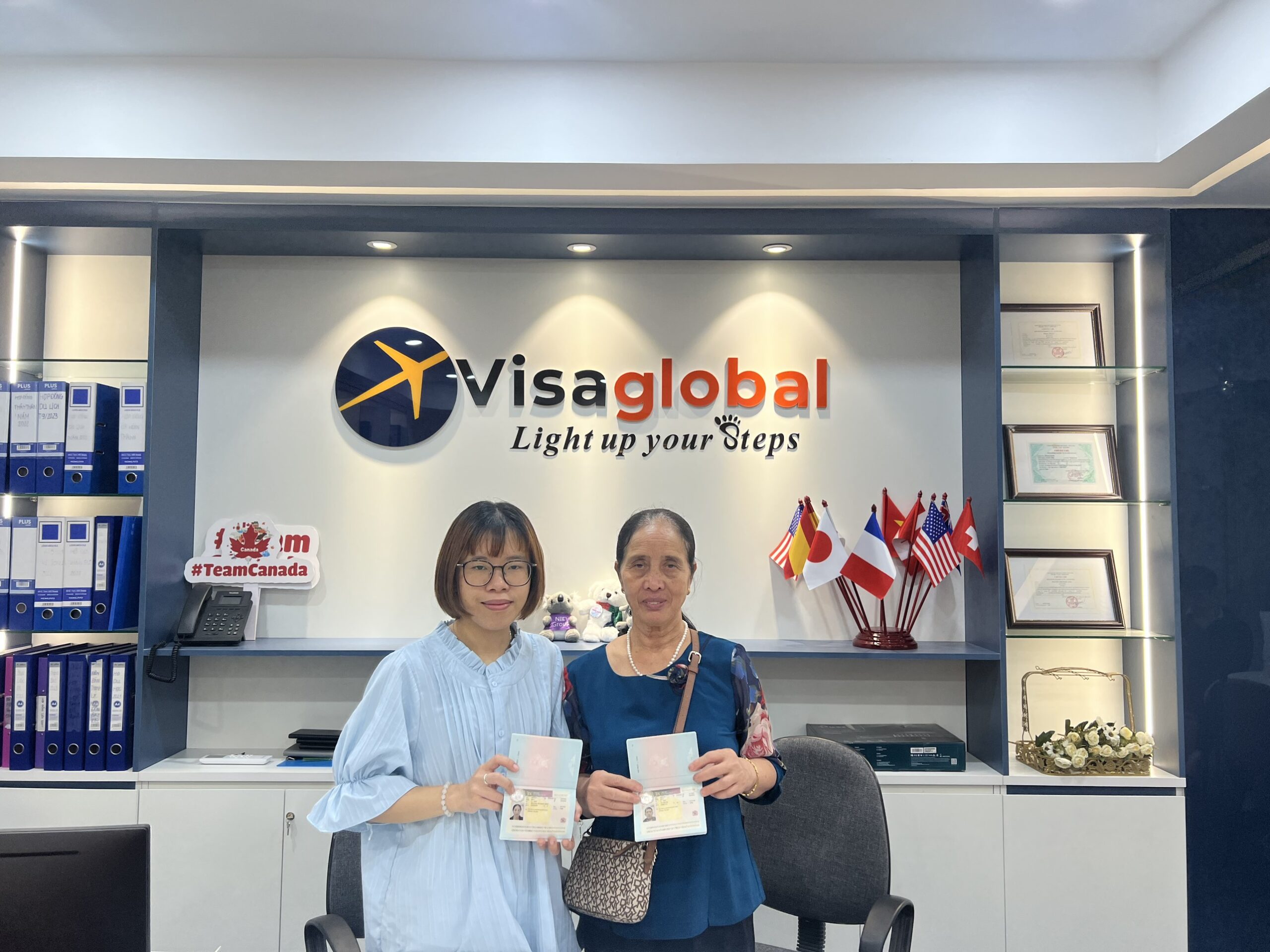 Chú Bích - Cô Bé trực tiếp tới văn phòng EduGlobal nhận Visa thăm thân Uk