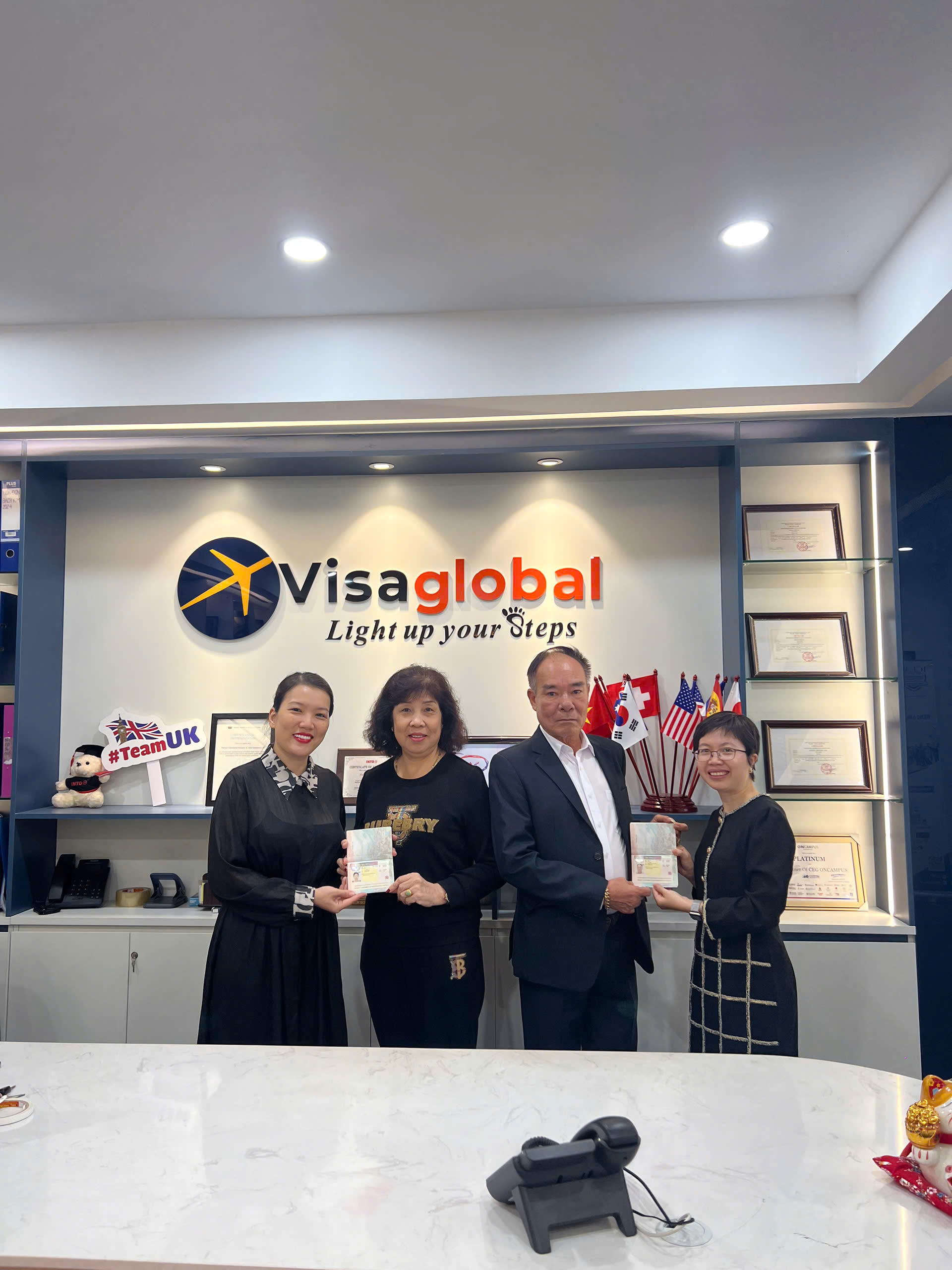 Chú Phúc - Cô Đắn trực tiếp tới văn phòng EduGlobal nhận Visa thăm thân Uk