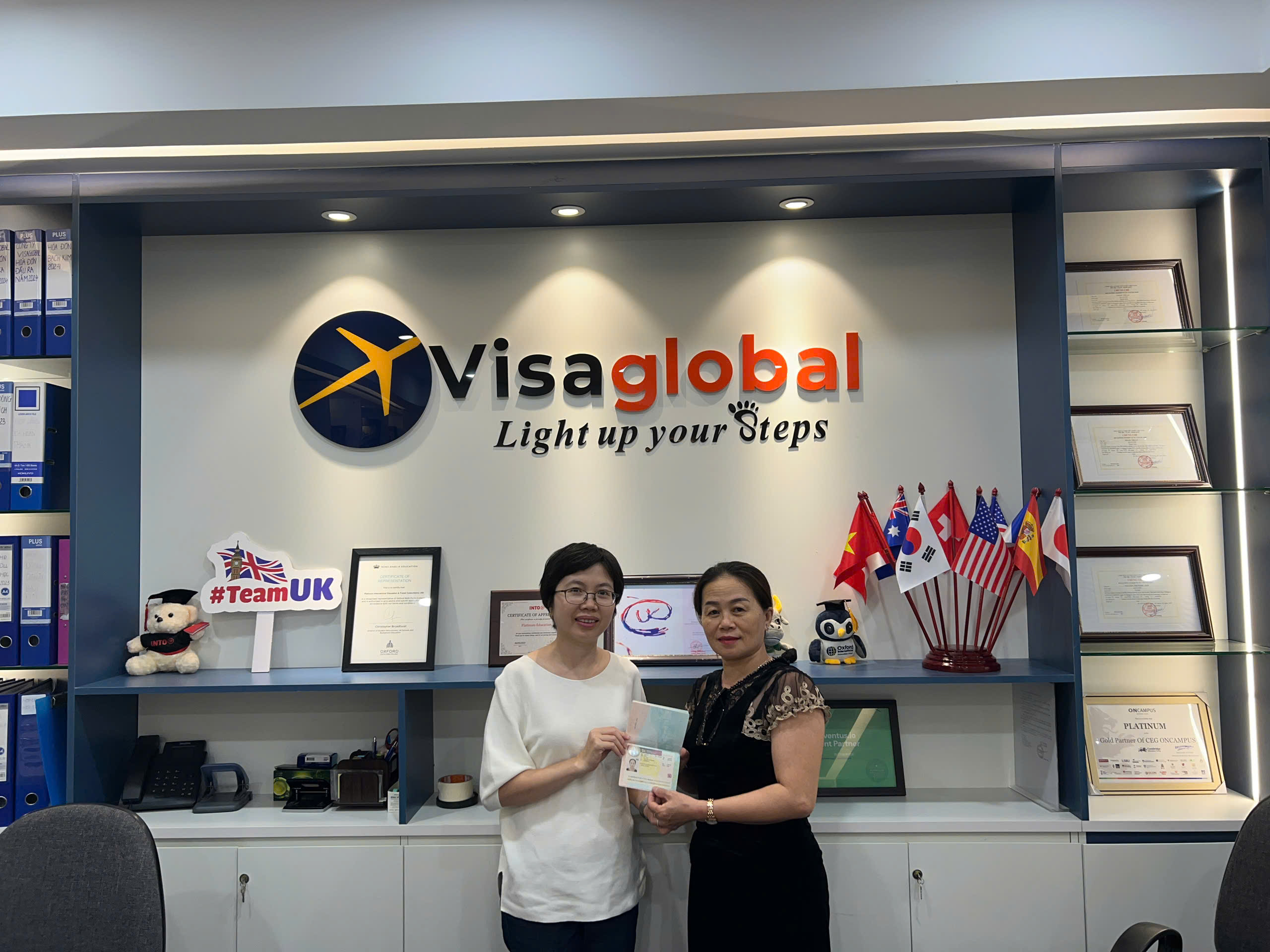 Chị Ngân trực tiếp tới văn phòng EduGlobal nhận visa Uk