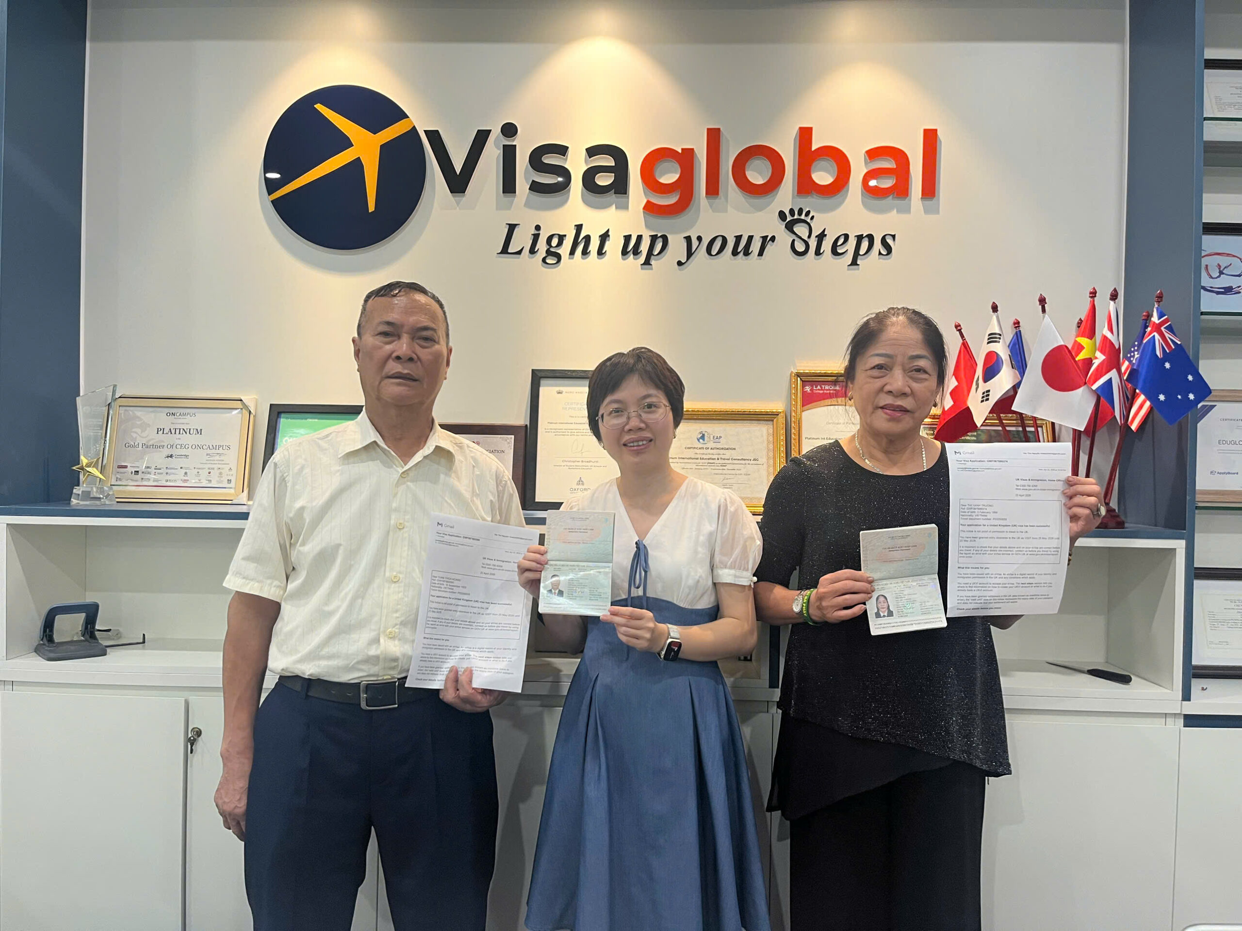 Chú Thỏa cô Hành trực tiếp đến văn phòng EduGlobal nhận visa thăm thân uk
