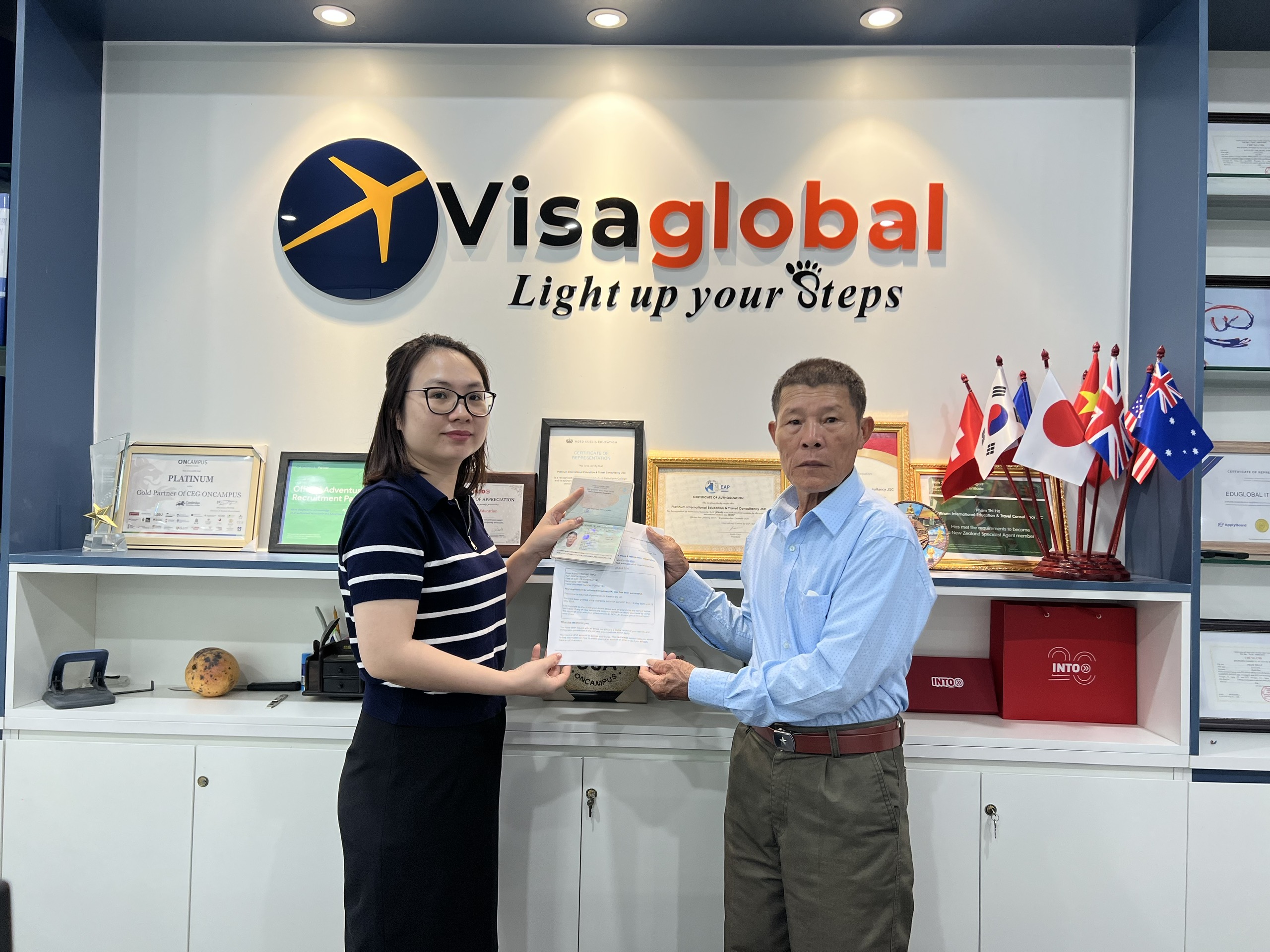 Chú Dương trực tiếp tới văn phòng EduGlobal nhận Visa thăm thân Uk