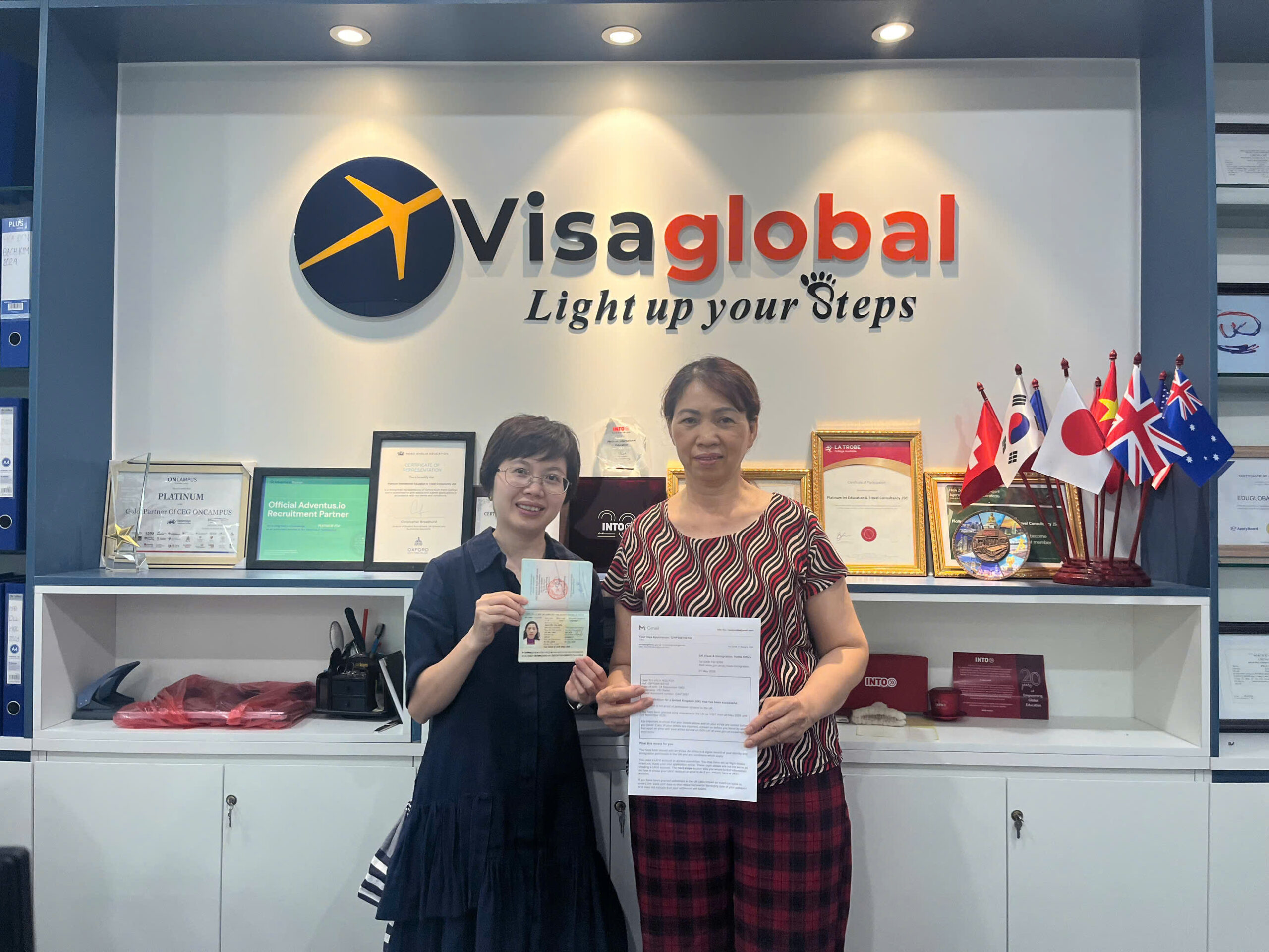 Cô Hiền trực tiếp đến văn phòng EduGlobal nhận visa thăm thân Uk