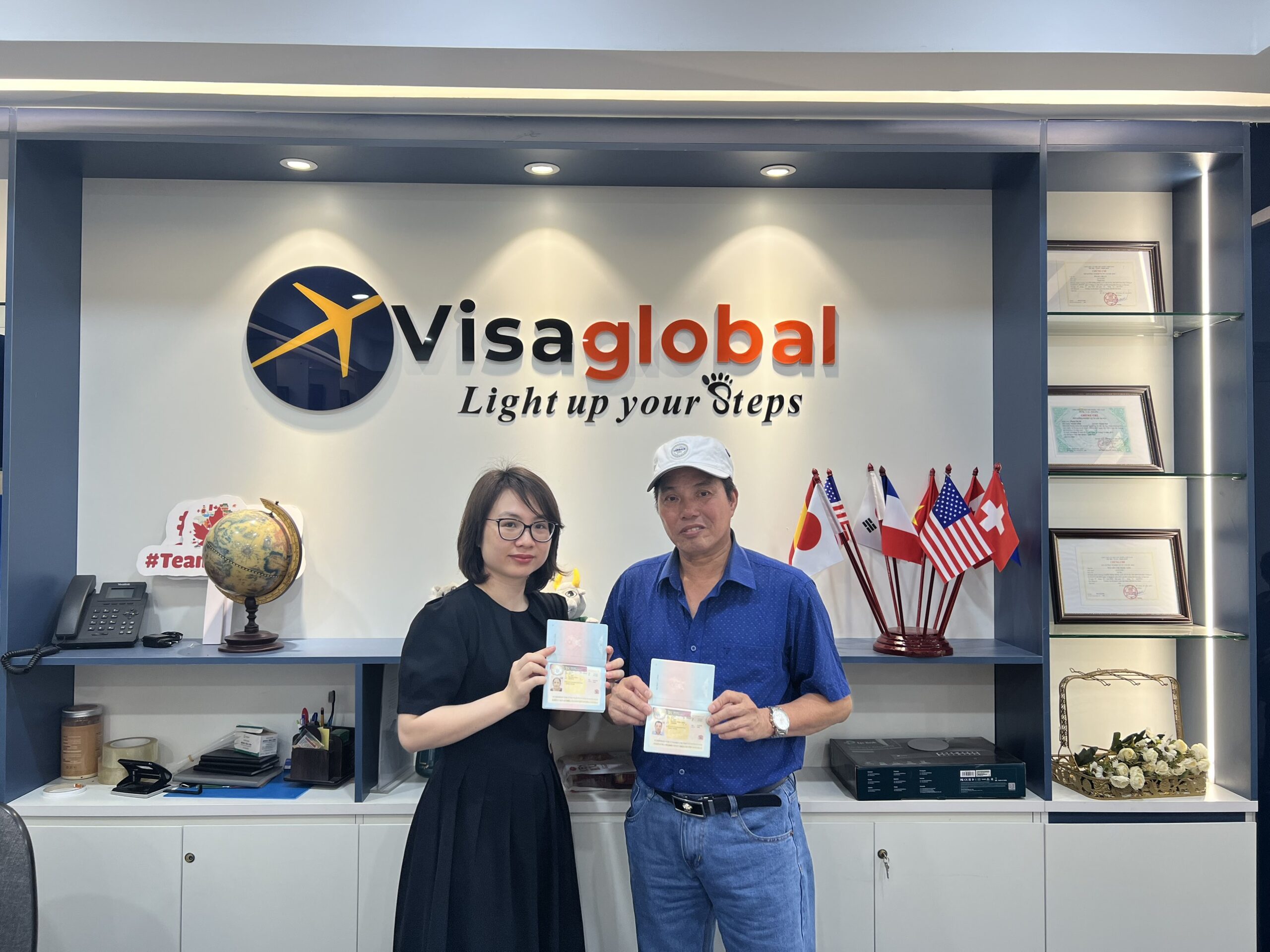 Năm 2024 chú Triều trực tiếp đến văn phòng EduGlobal nhận Visa thăm thân Uk
