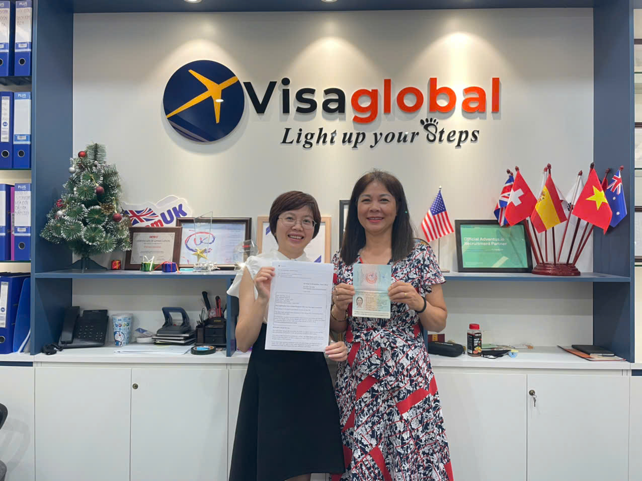 Cô Hà trực tiếp đến văn phòng EduGlobal nhận Visa thăm thân Uk