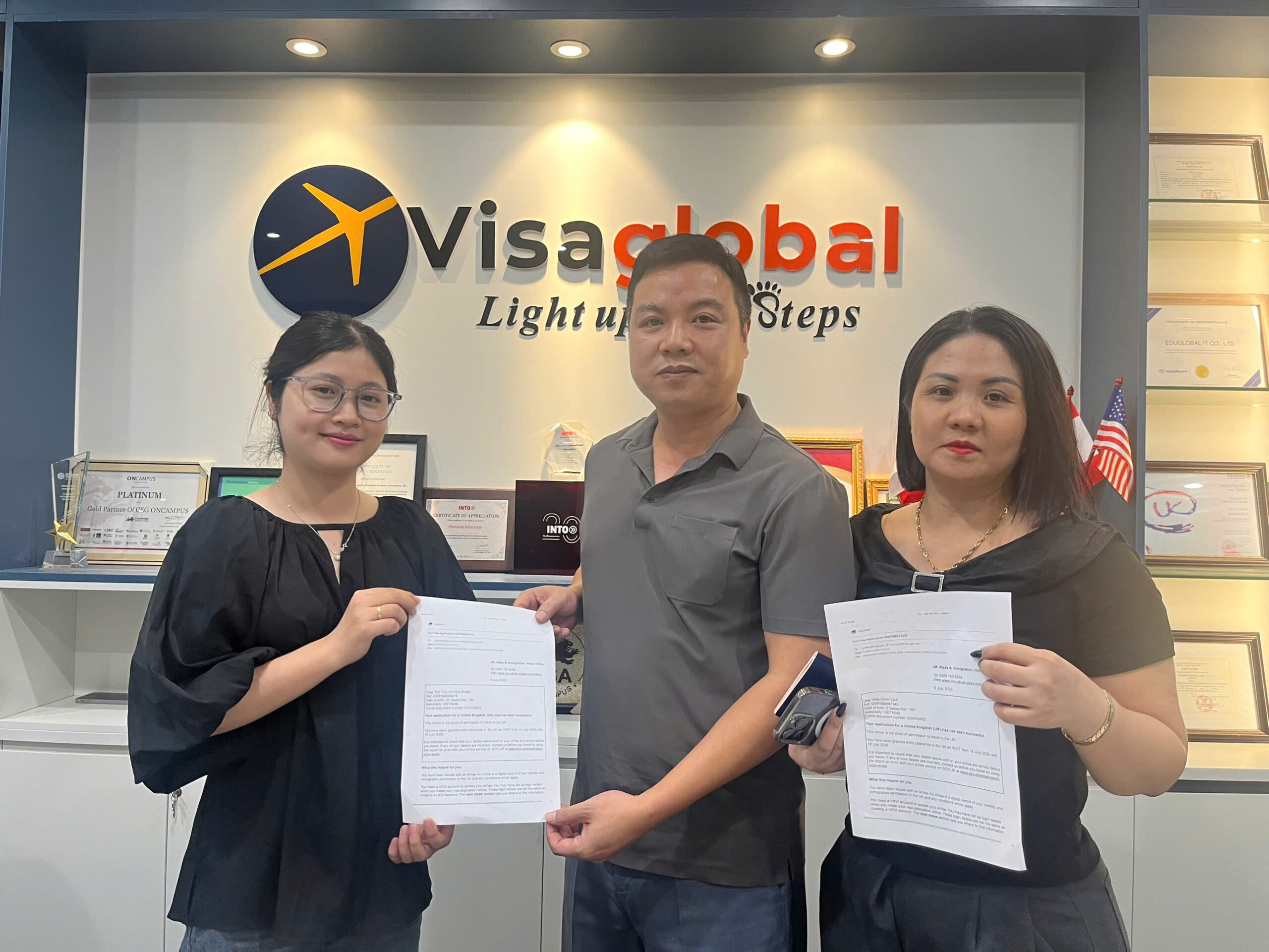 Anh Định, chị Huyền trực tiếp tới văn phòng EduGlobal nhận visa thăm thân uk 10 năm