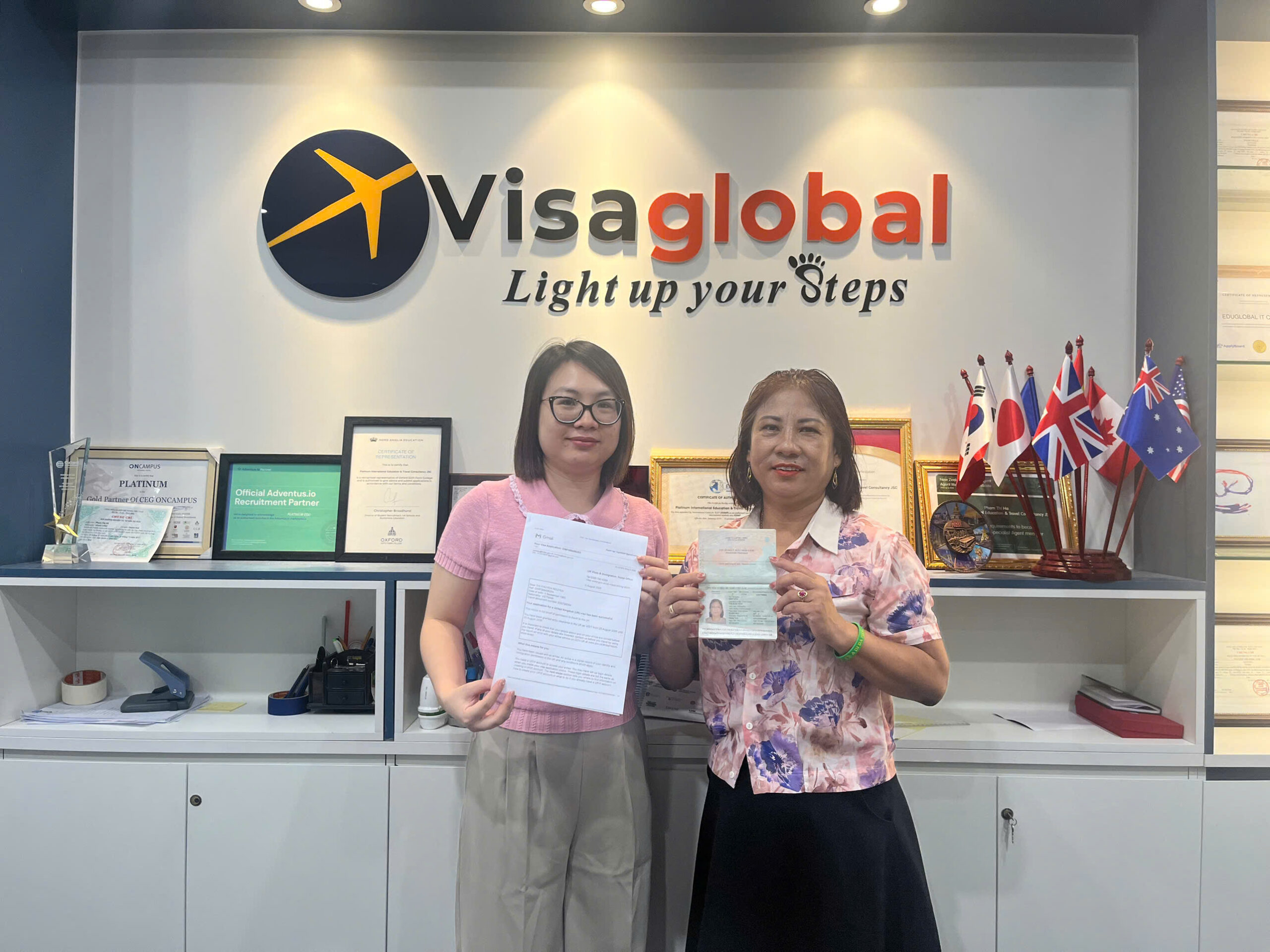 Cô Khuyến trực tiếp đến văn phòng EduGlobal nhận visa thăm thân uk 10 năm